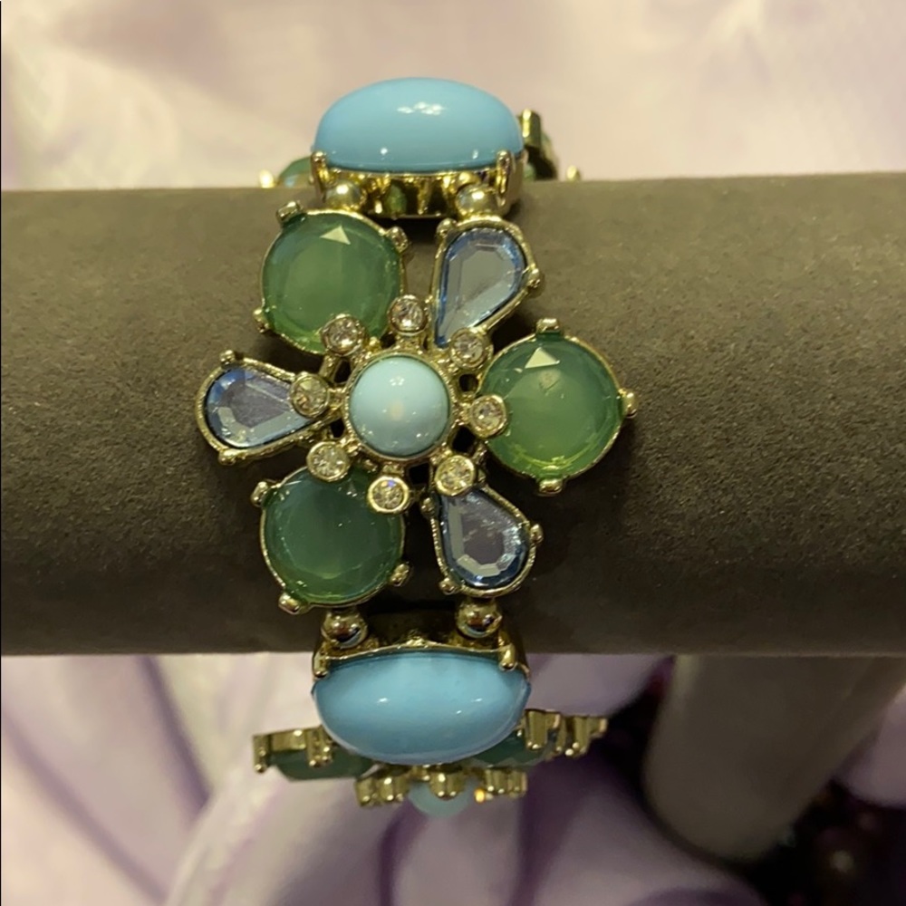 Beautiful stretchy floral blue stone bracelet